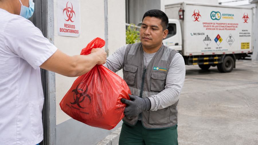 Operario de Asistencia Ambiental recibiendo residuos biocontaminados en una clínica